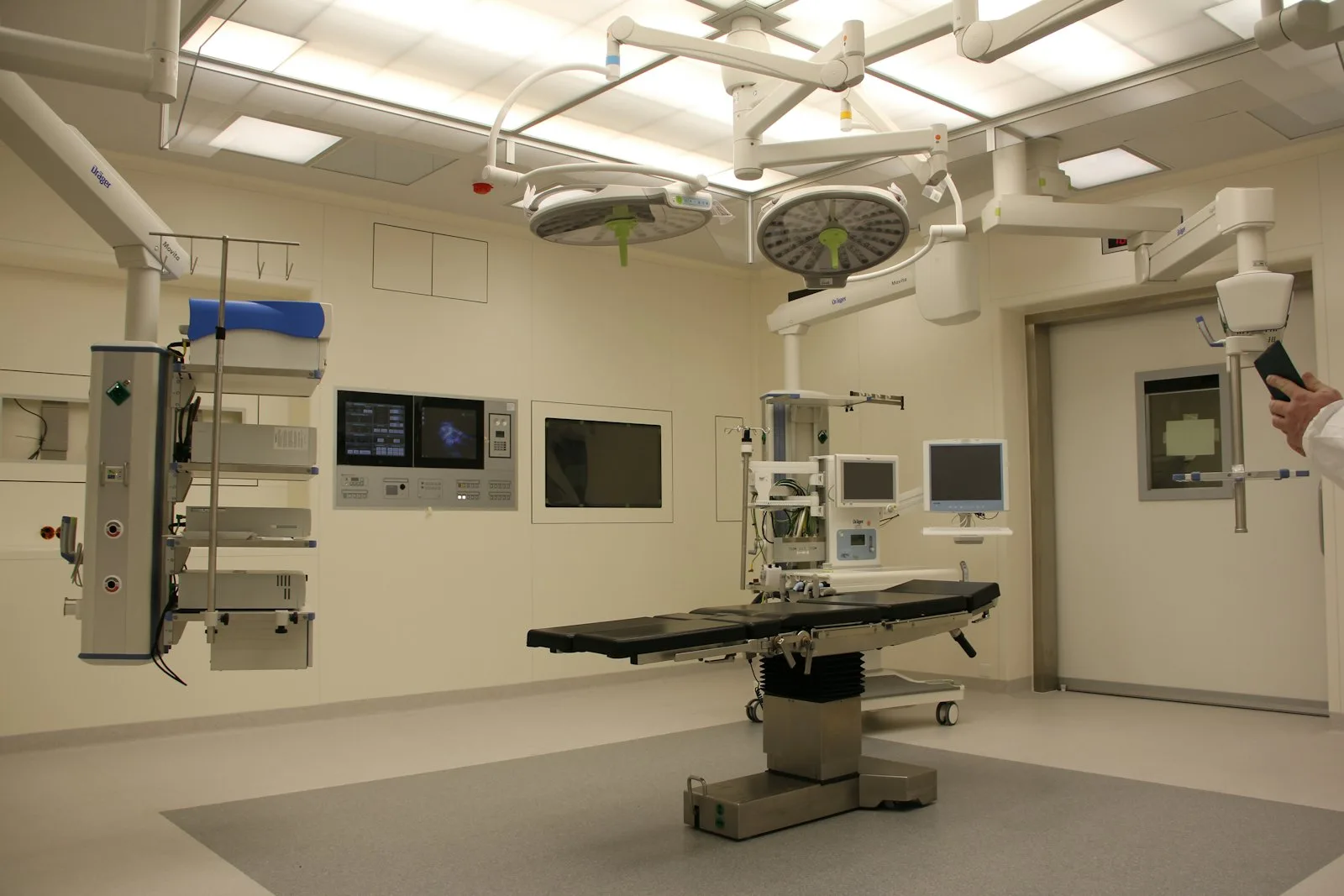 Modular operation theatre with surgical lighting